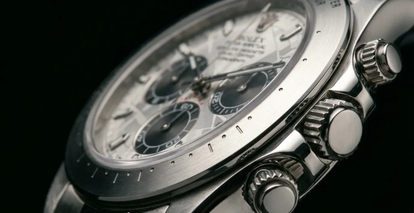 Dettaglio ravvicinato di un cronografo meccanico con scala tachimetrica visibile e pulsanti laterali