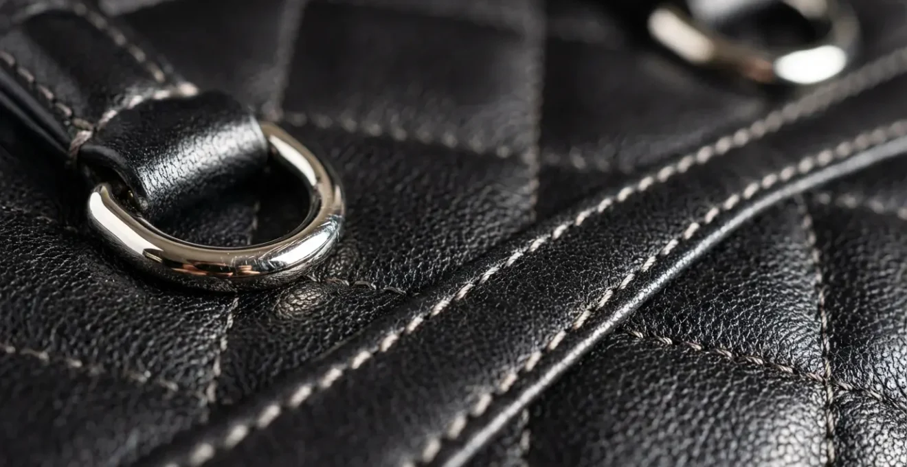 Vista macro dei dettagli di autenticazione di una borsa di lusso con focus sulla cucitura perfetta