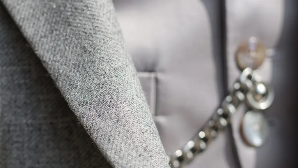 Dettaglio di un tight grigio perla con gilet e cravatta per matrimonio diurno formale