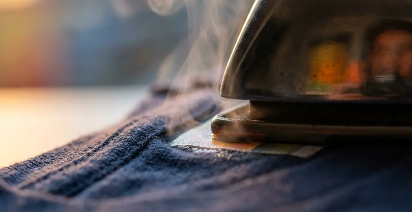 Applicazione di etichette termoadesive con ferro da stiro su vestiti scolastici