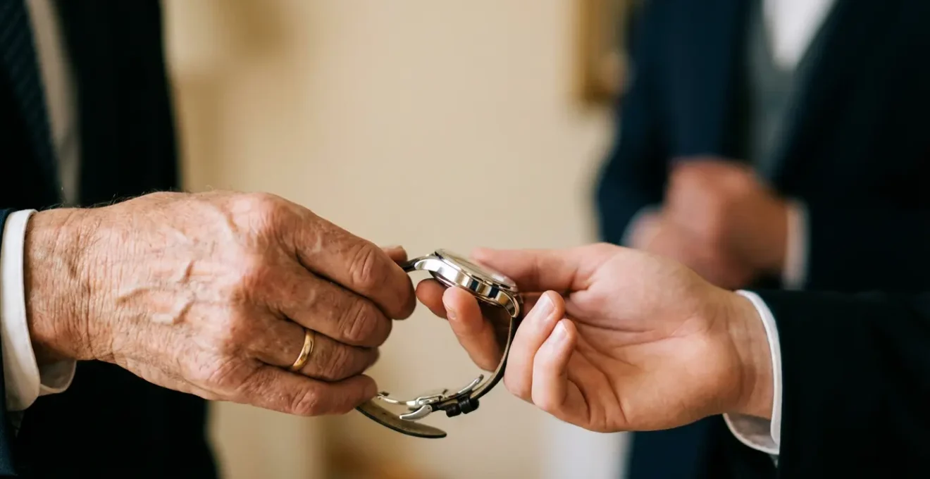Passaggio di un orologio di lusso tra mani di diverse generazioni durante cerimonia importante