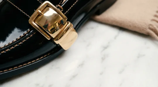 Composizione elegante di scarpe di lusso e accessori in pelle su superficie di marmo