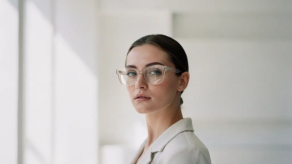 Ritratto di donna con montatura trasparente in acetato crystal illuminata da luce naturale laterale